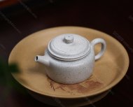 碧螺壺中香撲面，綠茶盞內(nèi)味如春。