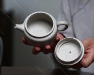 碧螺壺中香撲面，綠茶盞內(nèi)味如春。