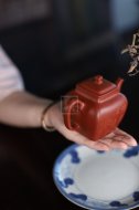 《鳴遠四方》宜興紫砂壺工藝美術師手工大紅袍鳴遠四方