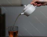 碧螺壺中香撲面，綠茶盞內(nèi)味如春。